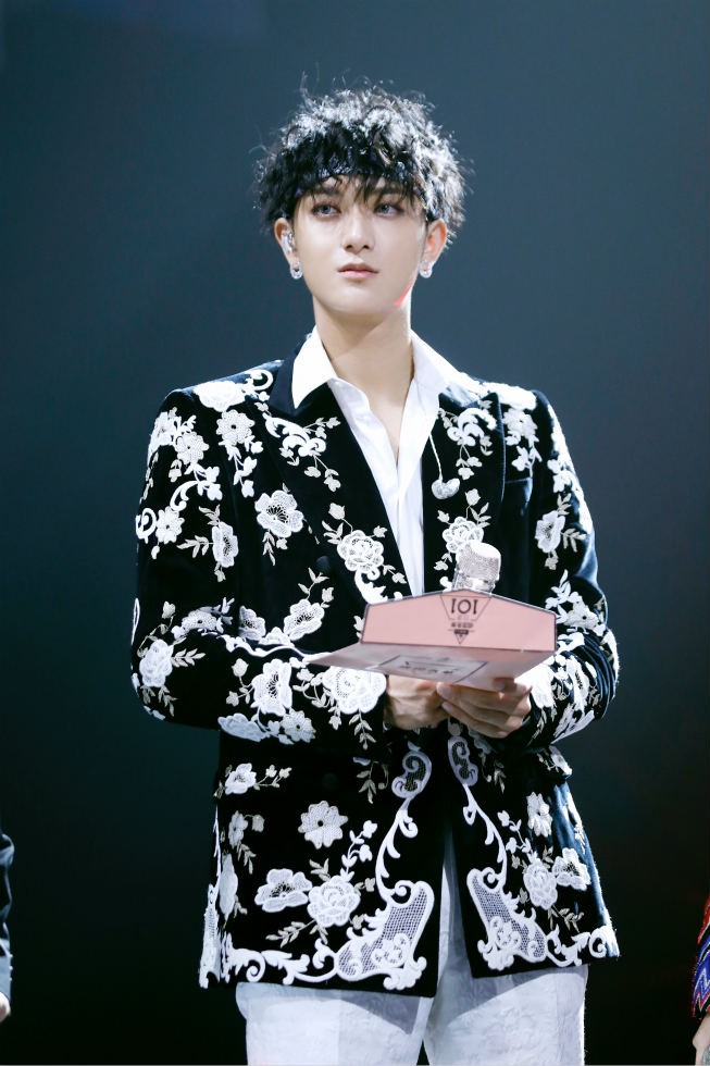 黄子韬携超燃《Beggar》开场 陪伴火箭少女1