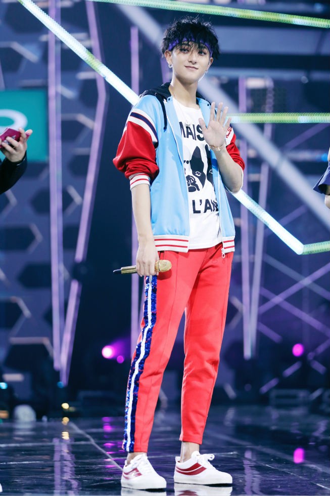 黄子韬携超燃《Beggar》开场 陪伴火箭少女1