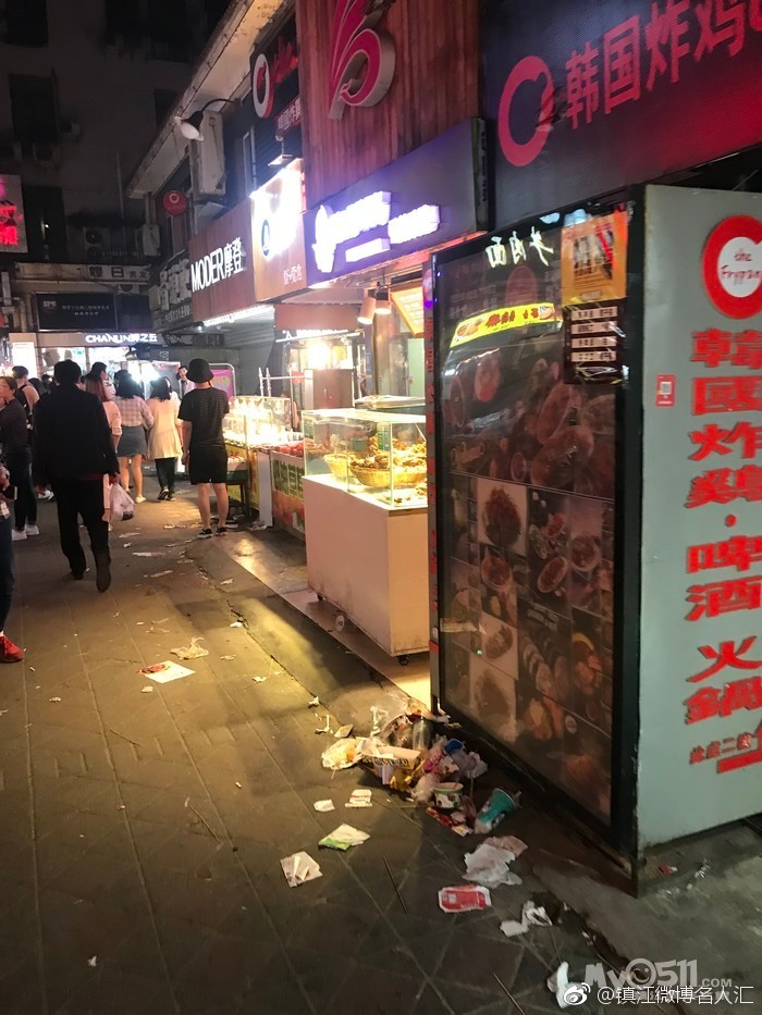 江大步行街垃圾遍地无人管