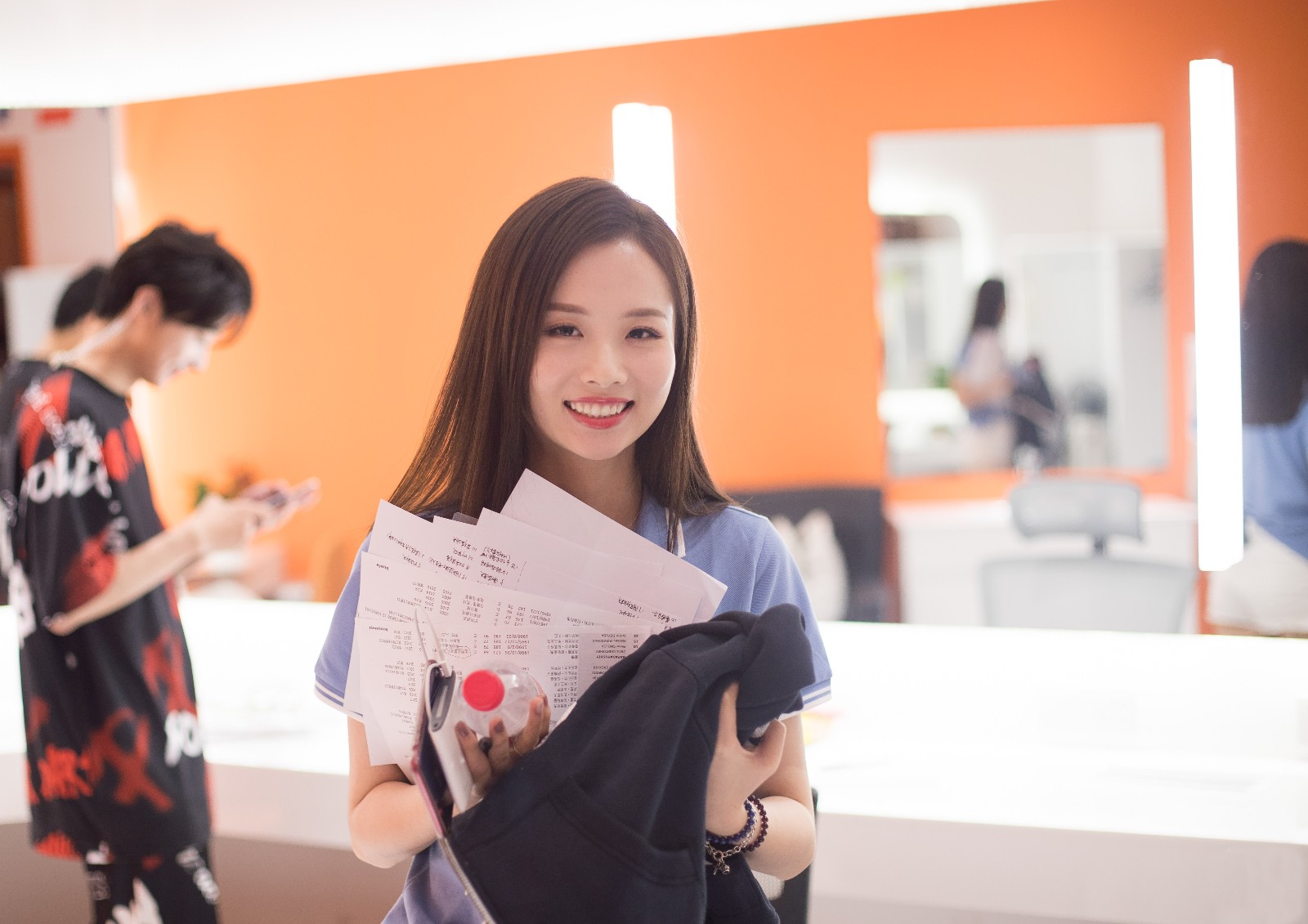 谁说女生都是伪球迷 这个美女解说员用实力折服韩乔生