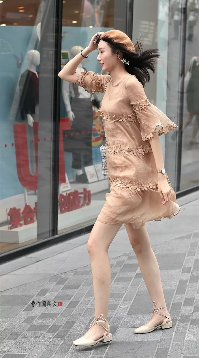 街拍萌萌昧昧的透视纱裙美女