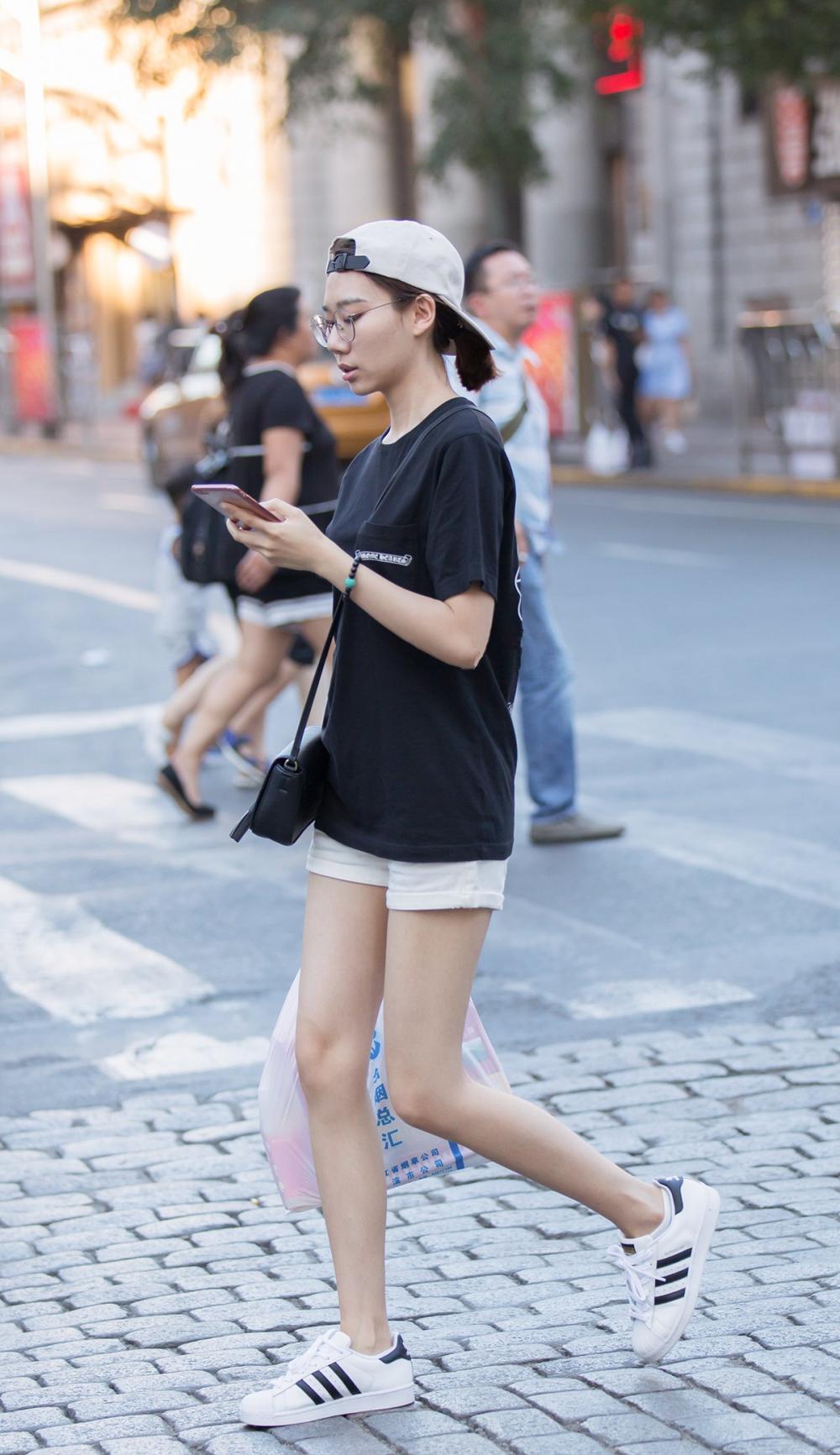 哈尔滨街拍东北姑娘个个都是腿精