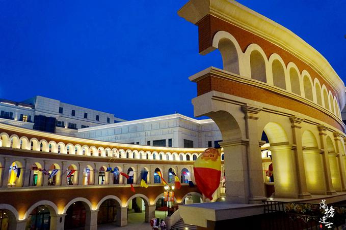 罗马广场炫丽的如同夜空中的繁星,即使整个哈密市都沉浸于夜的寂静中