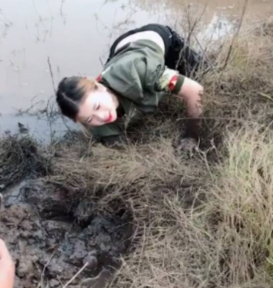 美女陷入污黑泥潭,大家好奇围观,最后她的收获却让人欣喜不已