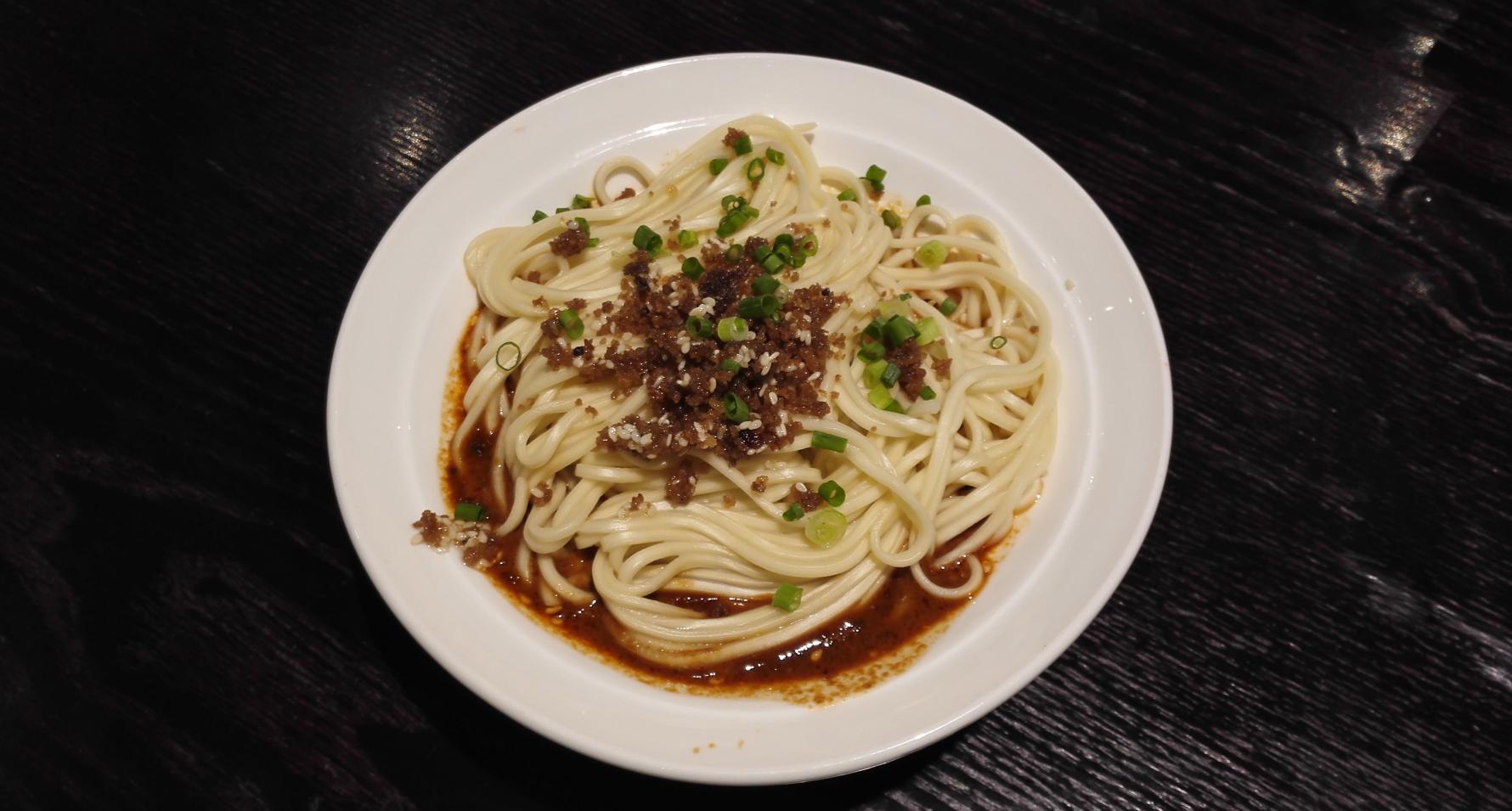 担担面天府之国成都,历来以"美食发源地"著称,双流老妈兔头在成都经过