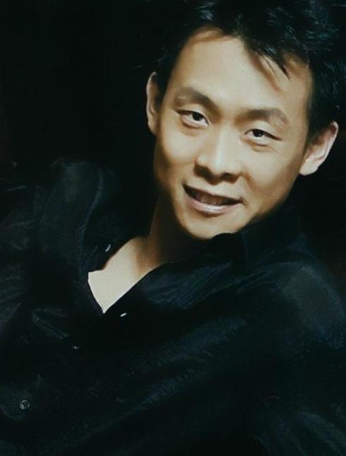 因长得丑10年无戏可拍,落魄时被女友抛弃,成名后低调娶二婚老婆