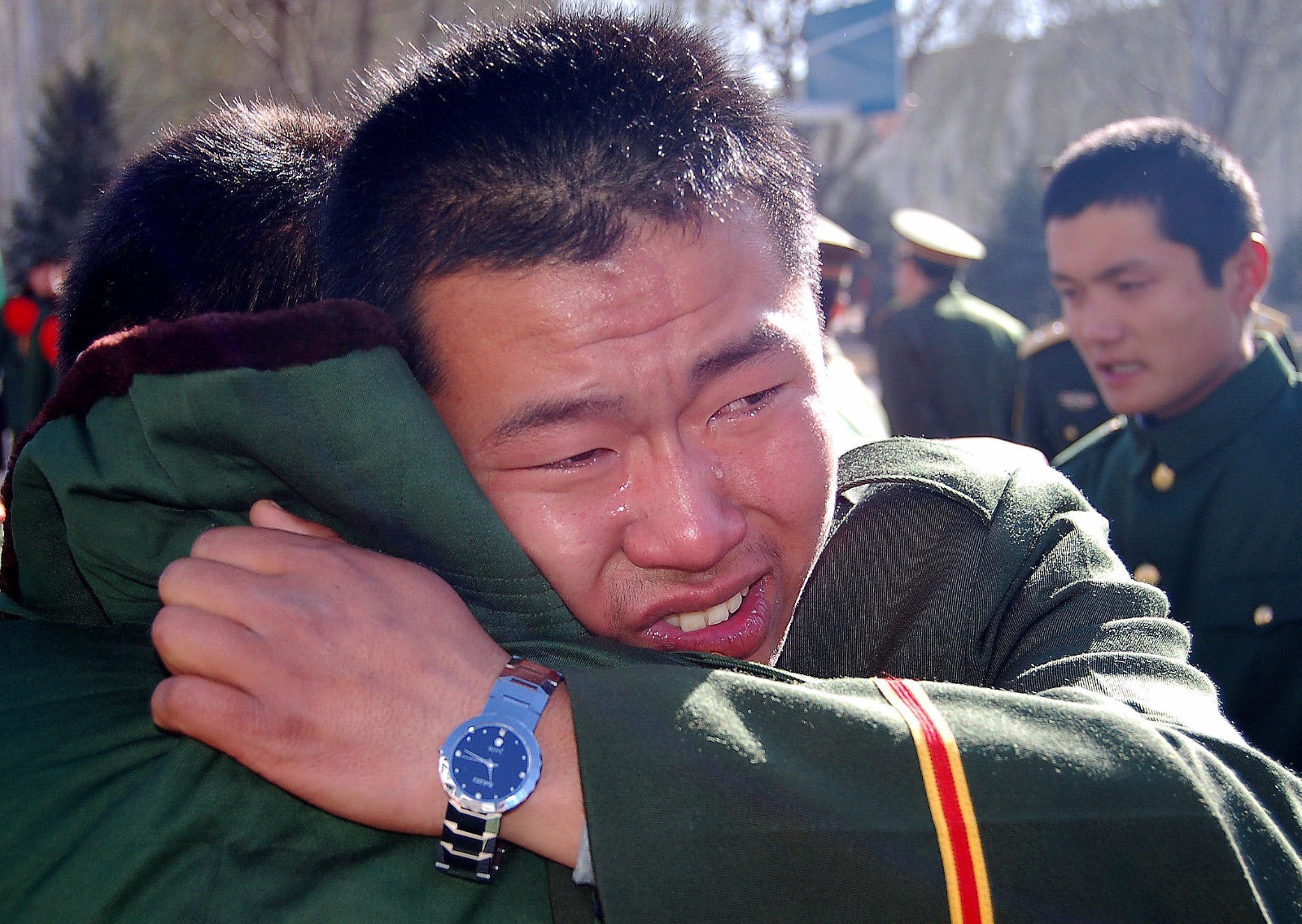 兄弟情深的泪奔现场影像记录战友离别