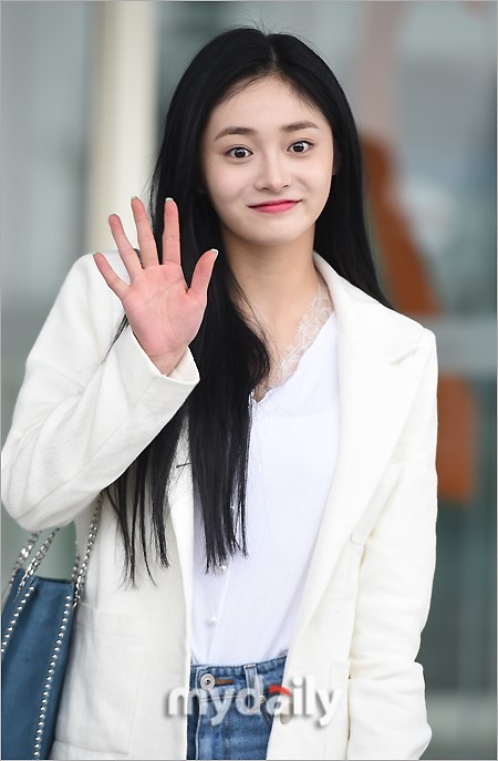 韩国女团PRISTIN成员周洁琼飞往中国参加电视