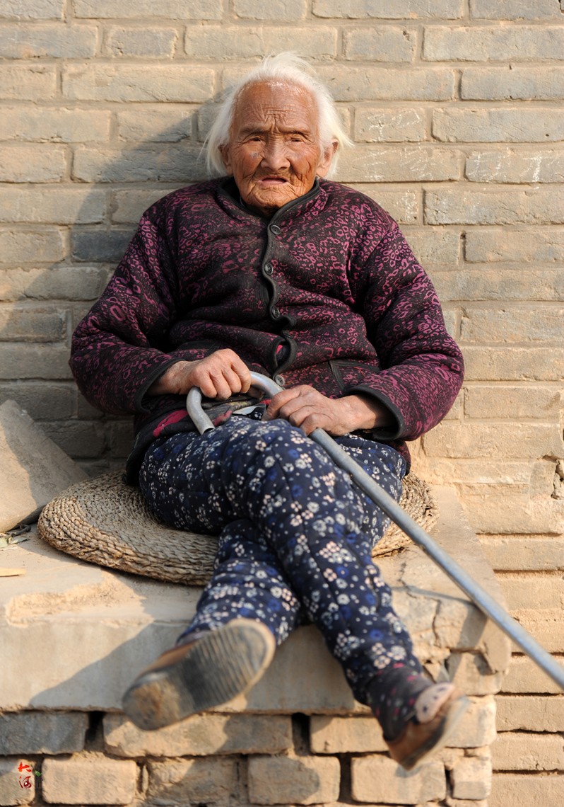 农村老奶奶93岁思维敏捷还很幽默,开玩笑说自己姓碗|老人|摄影师|幽默