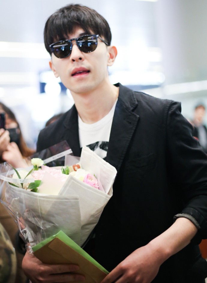 邓伦戴墨镜现身机场手捧鲜花帅气十足吐舌卖萌好可爱