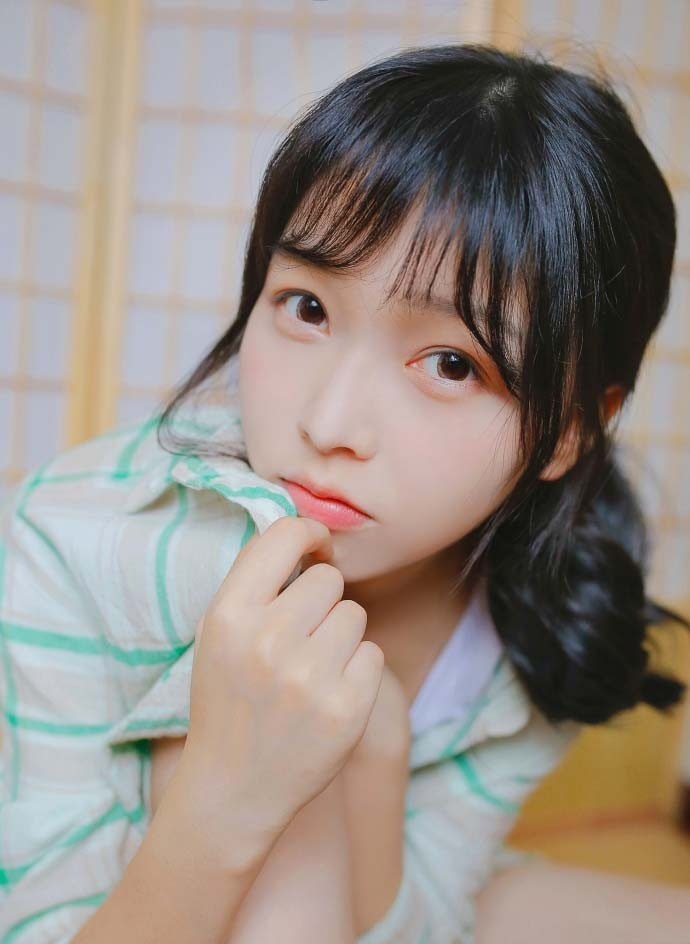 嘟嘟嘴卖萌可爱清纯美女白皙养眼甜美写真