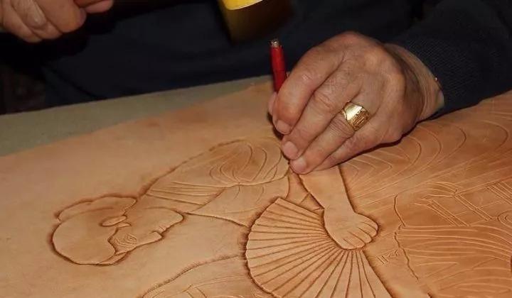 这个台湾女匠人:把皮雕做到了精美至极!