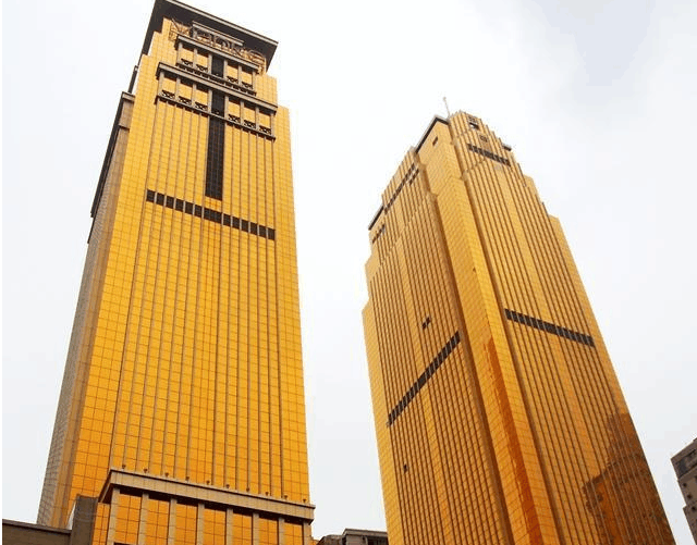 深南大道土豪金双子星(位于罗湖区,高度约180米)