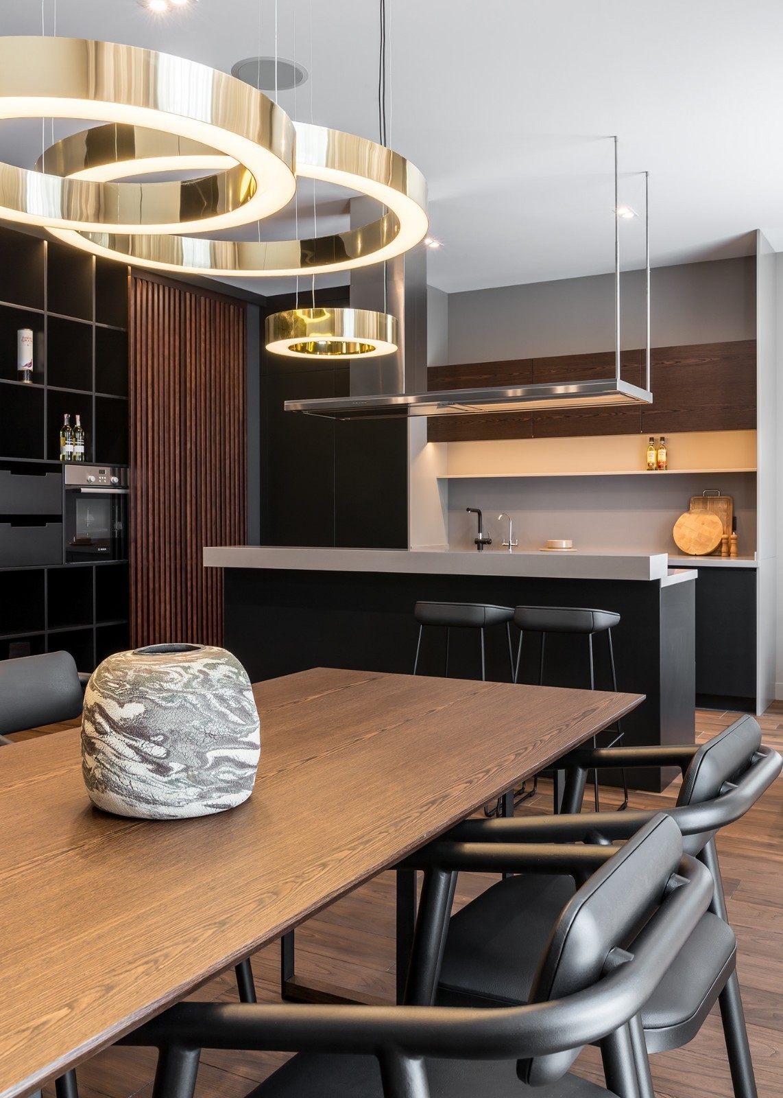 舞动的喷泉,高级黑x金属色家居室内空间设计.