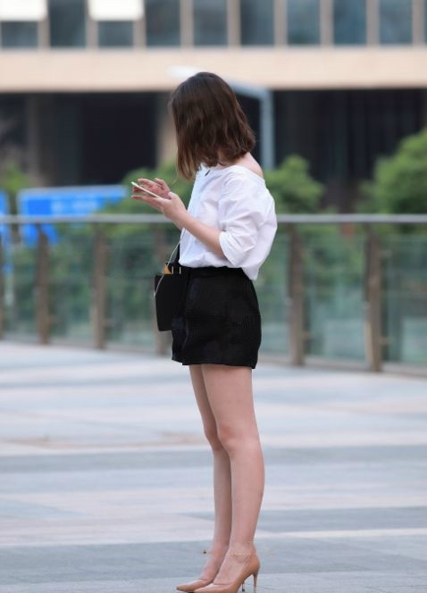三里屯街拍图1小姐姐走光有谁能帮她一下吗