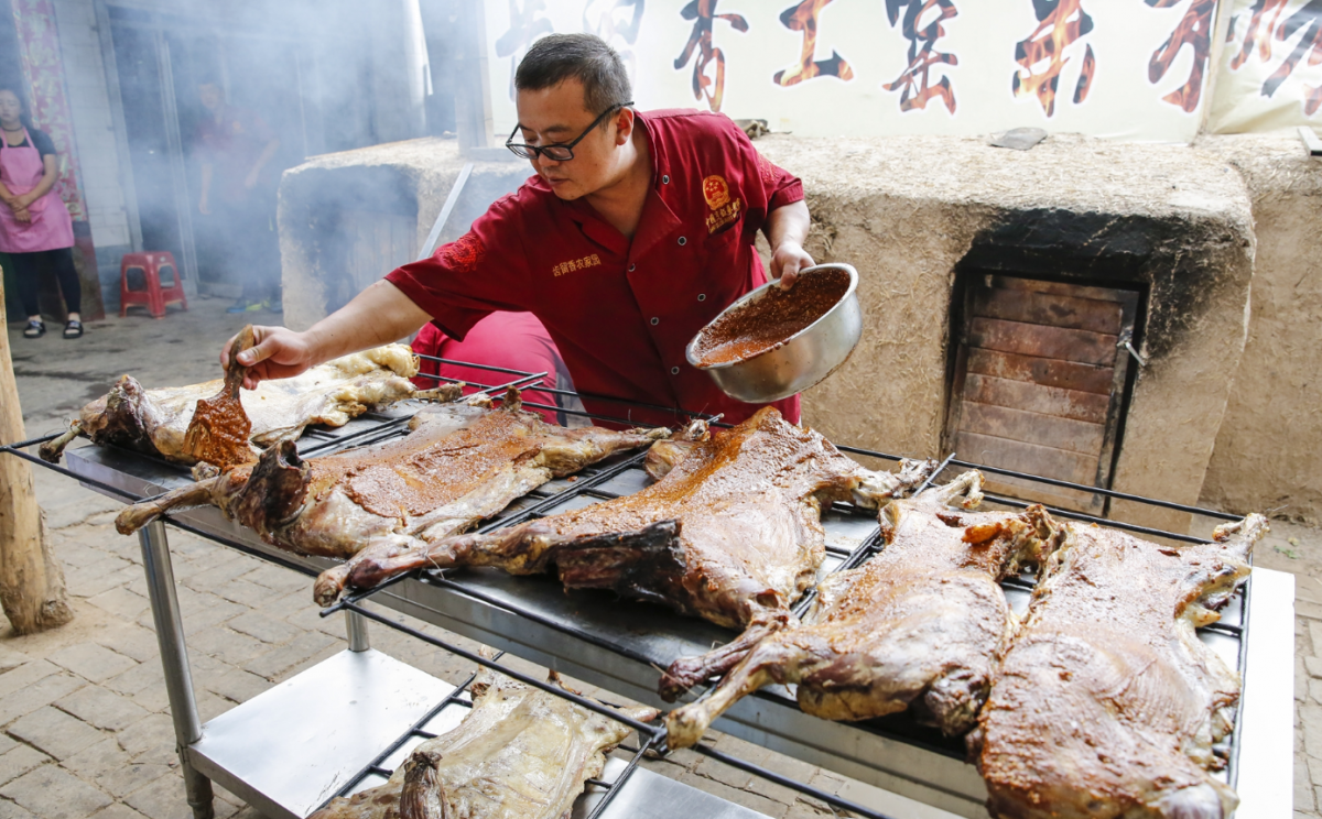 甘肃敦煌烤全羊1980一只,游客争先来品尝!