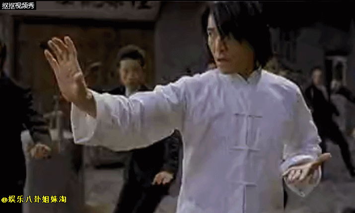 赵志凌出身武术世家,父亲林教是林世荣的弟子,算起来赵志凌是正宗的