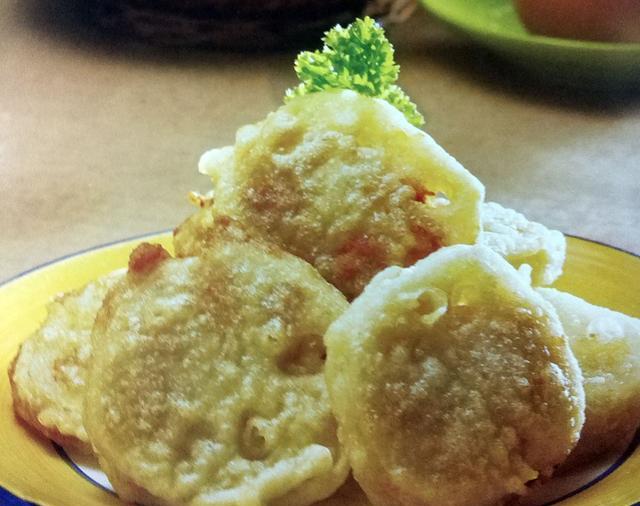 中浸泡5分钟后捞出备用,这样做可以减少其中的淀粉含量; 将番茄,青椒