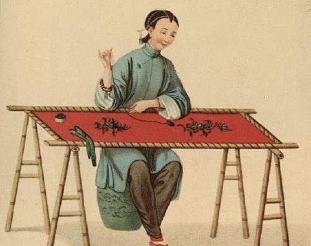在中国古代,女子一般都是在家里的,织布缝纫,绣花做衣,各个都是巧手