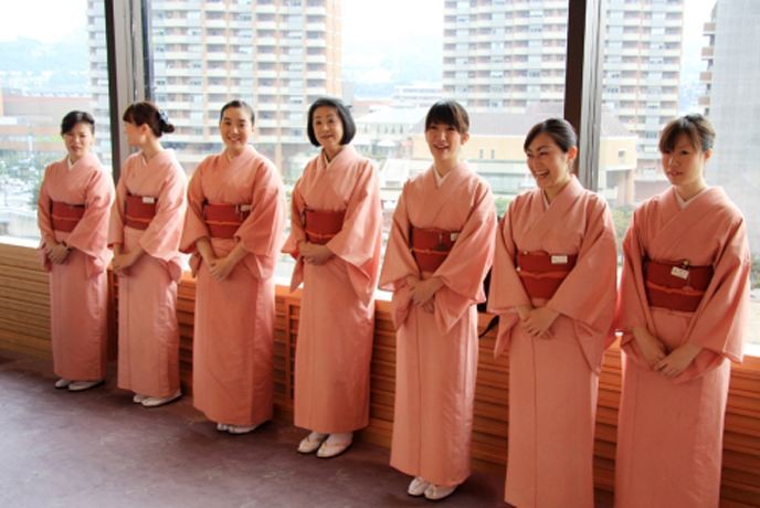 日本酒店人性化?为了赚中国游客的钱,让女服务员这么做!_新浪看点