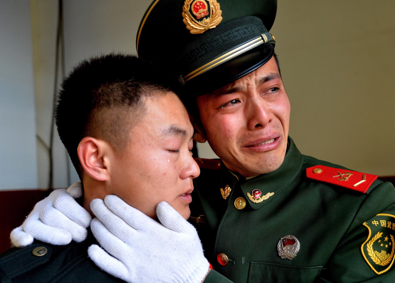 兄弟情深的泪奔现场影像记录战友离别