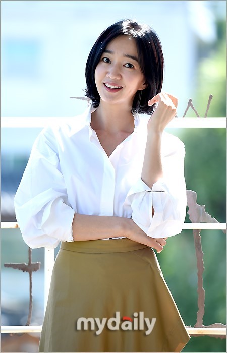 韩国女艺人秀爱出席新片上流社会访谈会