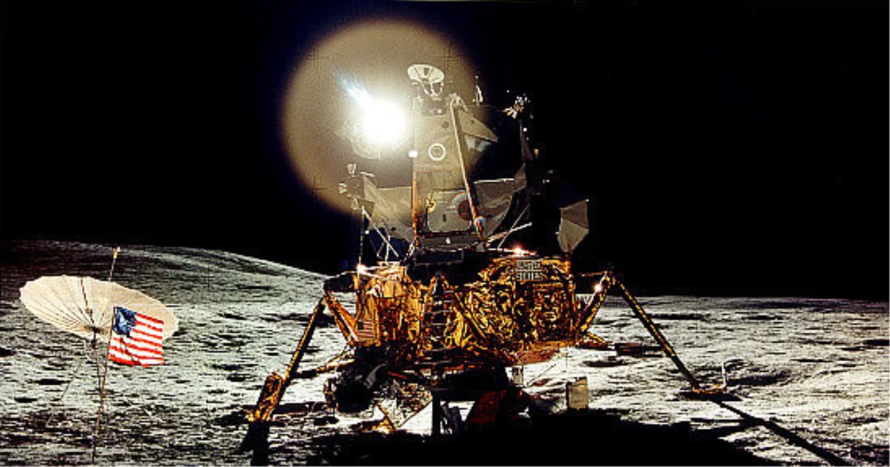 美国宇航员登月,在月球上插的那面美国国旗,现在变成啥样了?
