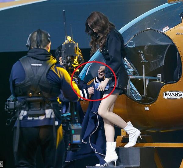 关晓彤获助理跪地举话筒遭吐槽,这个细节却很少人关注