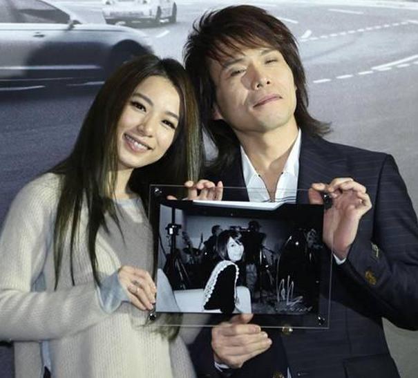 48岁伍佰与妻子近照: 结婚25年无子女, 依旧恩爱甜蜜