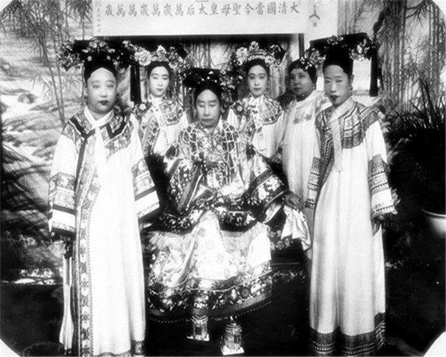 慈禧御前最美女官,中国芭蕾第一人,晚年自残双腿悲情离世