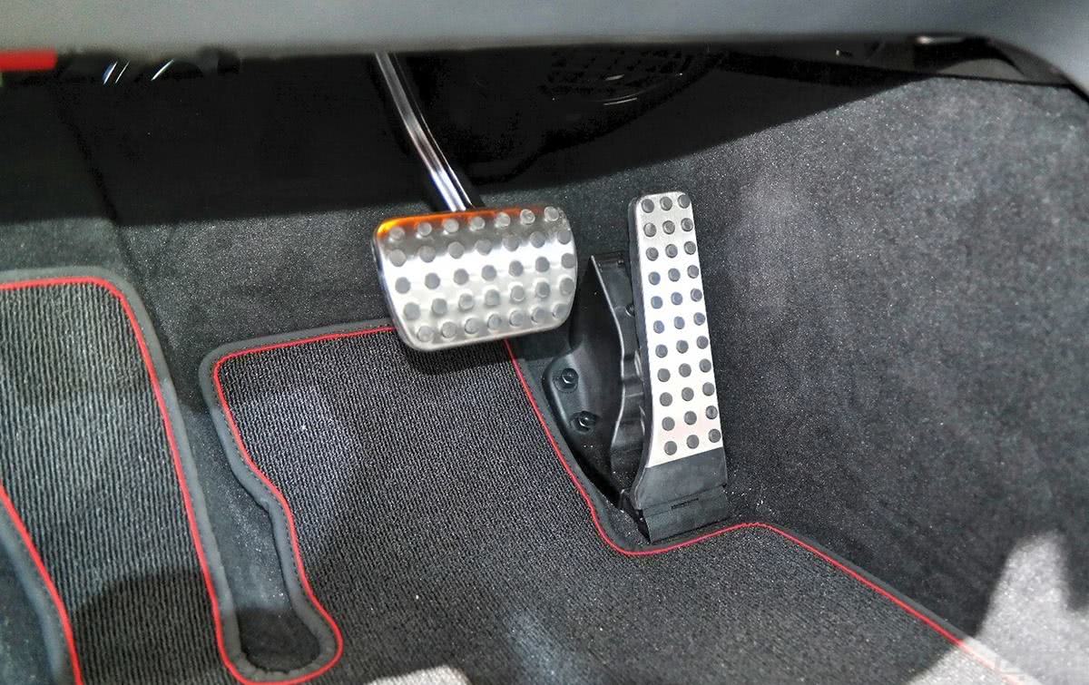 刹车和油门怎么踩的