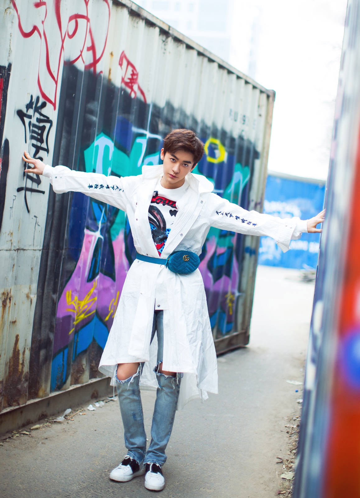 赵志伟曝全新街拍写真 多元素潮搭彰显独特个性
