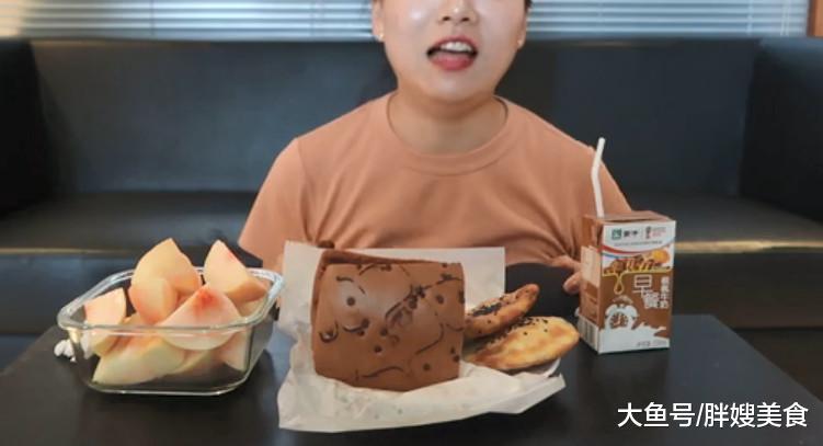 妹子直播吃爆浆巧克力纯手工老蛋糕,阳山水蜜桃和蒙古早餐奶