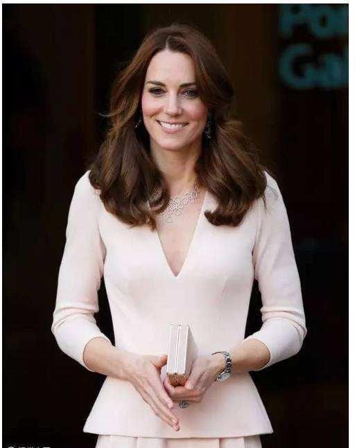 而且凯特王妃也是很受人们爱戴的一个王妃,但其实凯特年轻时也只是一