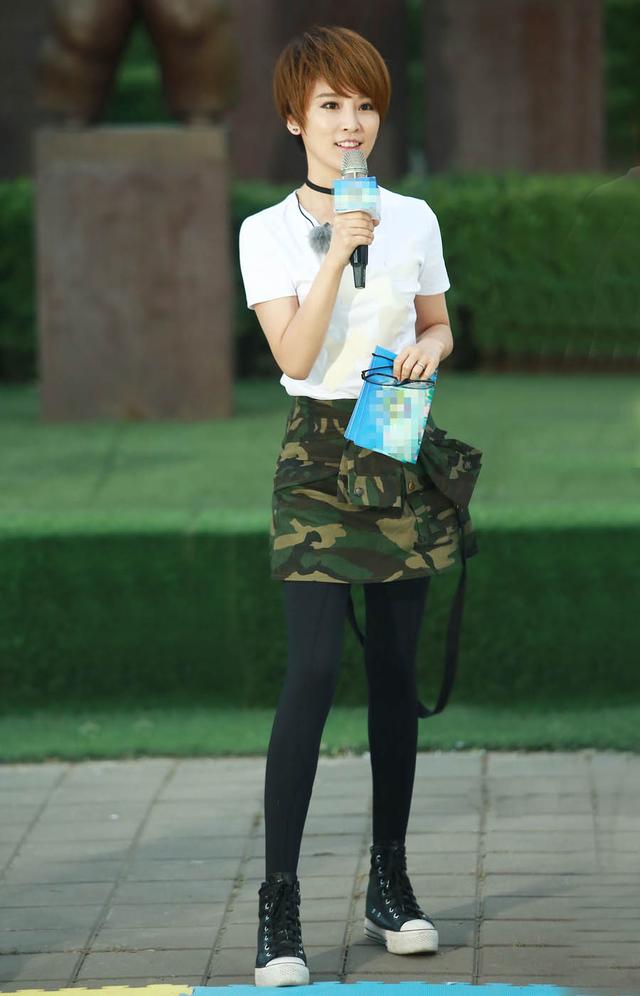 谢楠搭配时尚大方,端庄秀雅,简约大方,美丽动人!