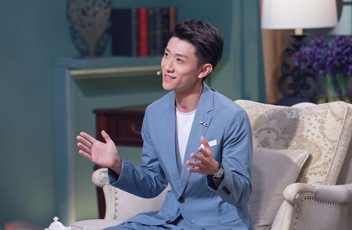 最近,张一山出现在董卿主持的节目《朗读者》.