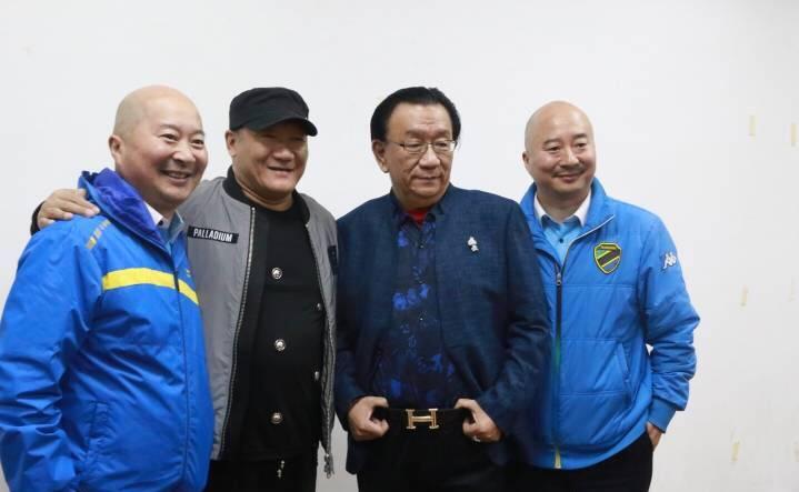 侯耀华,侯耀文两兄弟.