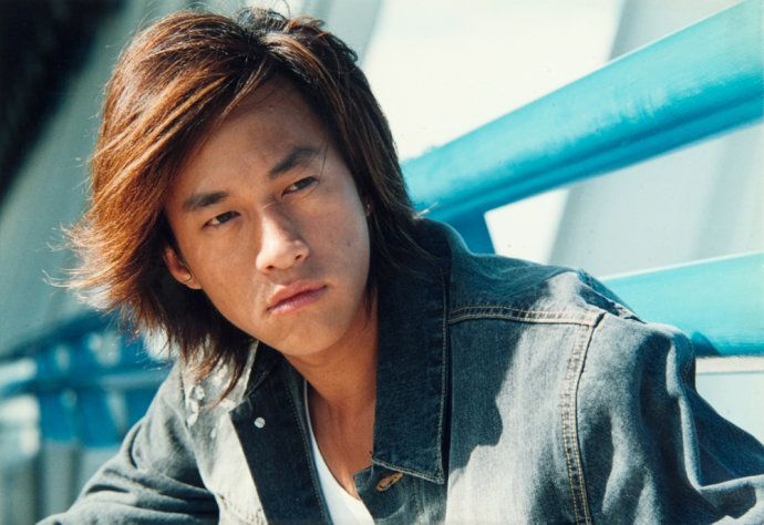 何润东是模特出身,后来转战娱乐圈,先后出演了《梁祝》《玉观音》