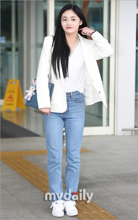 韩国女团PRISTIN成员周洁琼飞往中国参加电视