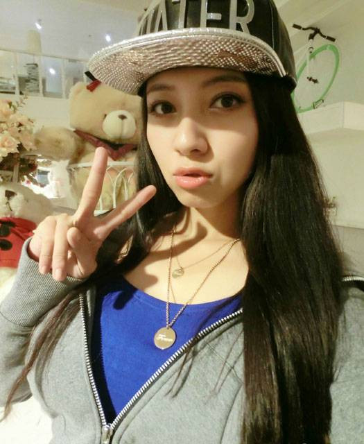 极品美女松果儿微博晒私房自拍照