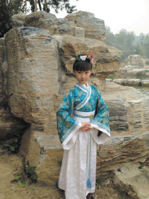 童星孙晨熙2007年出生于辽宁大连,聪明伶俐的她不仅擅长话剧,曾拍过