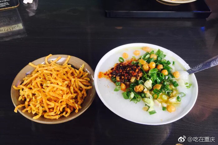 早餐打卡!香香脆脆的馓子加上热乎乎的油茶,巴适惨了来一碗不?