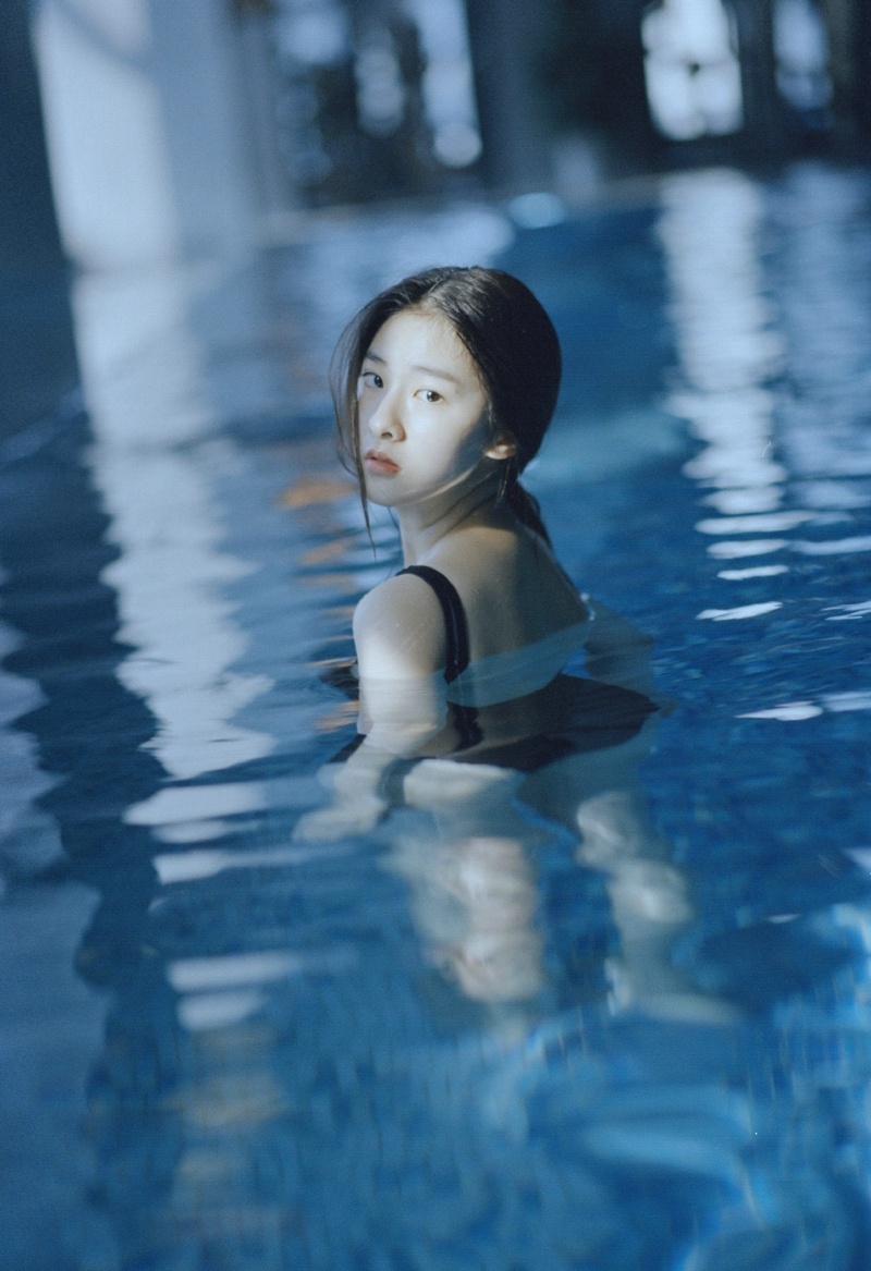 泳池内的泳装姑娘蓝色梦想遨游写真集