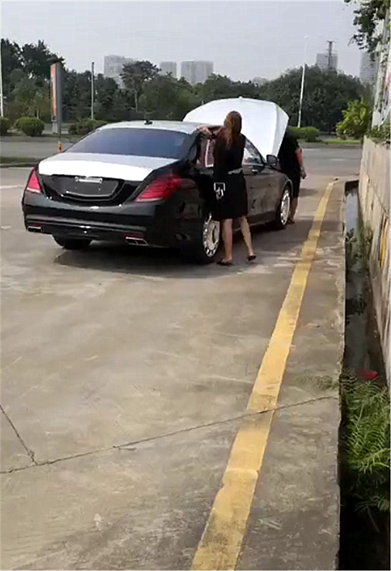 富婆花百万买迈巴赫s400看到车主时没想到背影如此迷人