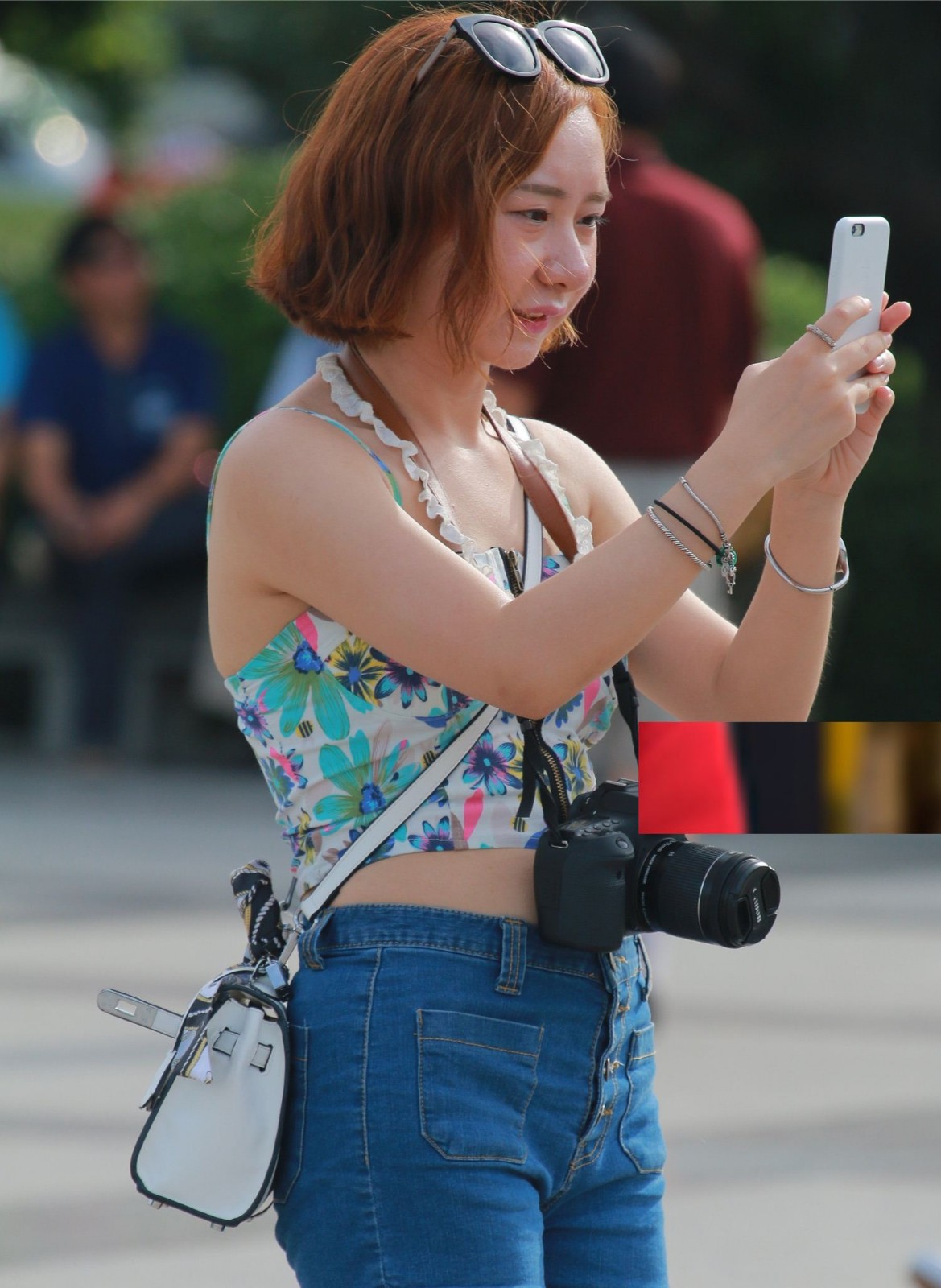 无锡街拍女生穿花色上衣就是好看婀娜的体态不是一般的养眼