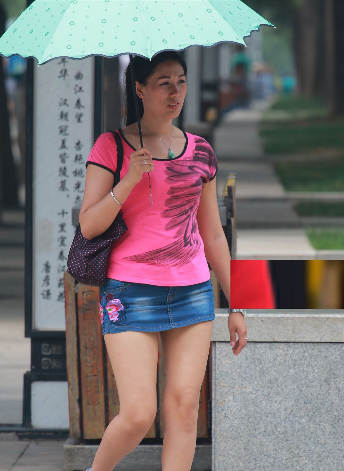 无锡街拍最美不过短牛仔裤修身又减龄完美身材一览无余