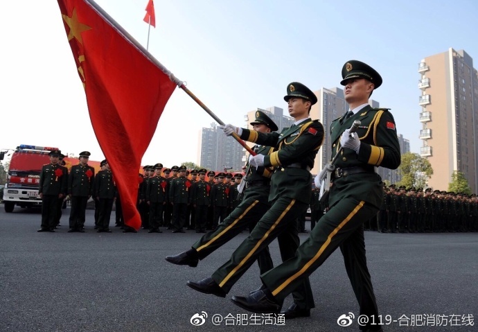 帅气!军魂入骨,军装难脱,英勇的公安消防部队[