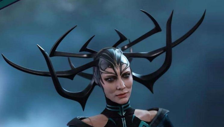 在《雷神3:诸神黄昏》中,死亡女神海拉佩戴的怪异巨型蜘蛛脚头饰是