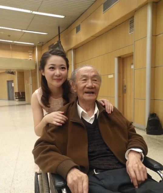 《暖春》爷孙再聚首,小花齐如意亭亭玉立,92岁爷爷坐轮椅