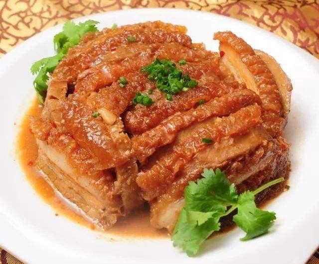 新鲜的香芋肥瘦相间的五花肉蒸出的香芋扣肉滋味鲜美无比